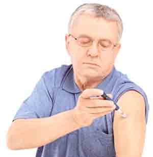 man injecting insulin